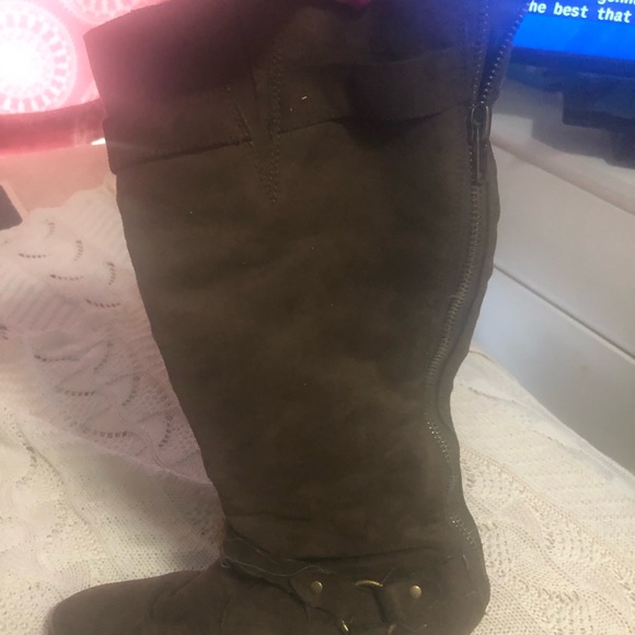 4 pair of size 10 boots; 2 are over knee. $15 each or $50 for the 4 pair. - Picture 3 of 9